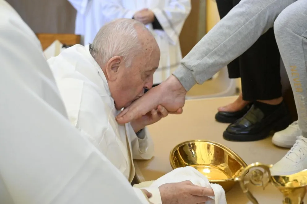 El Papa Francisco realiza el rito del lavado de los pies el Jueves Santo en la prisión de mujeres de Rebibbia, en Italia (Roma). Foto: EFE