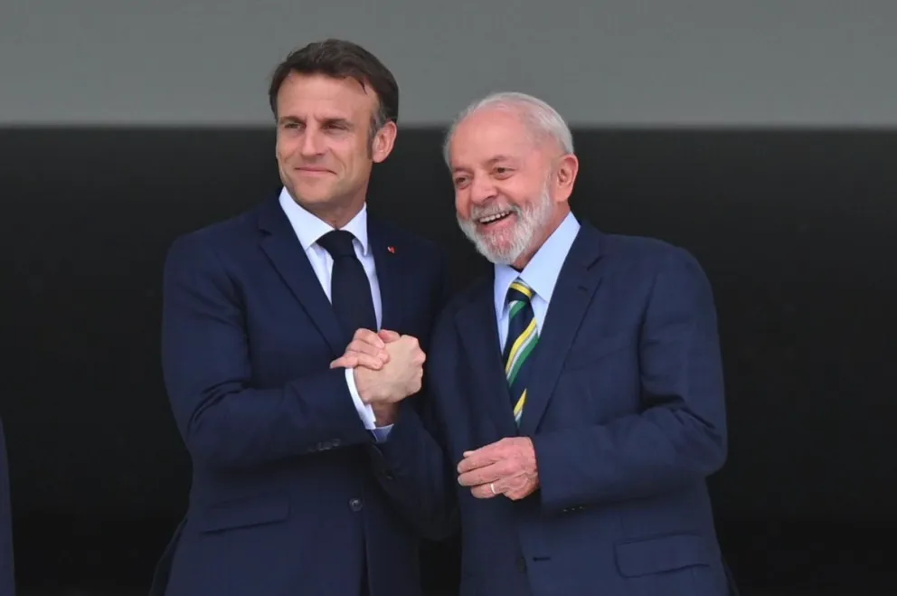 El presidente de Francia, Emmanuel Macron, posa con el presidente de Brasil, Luiz Inácio Lula da Silva, este jueves en el Palacio del Planalto, en Brasilia (Brasil). Foto: Brasil