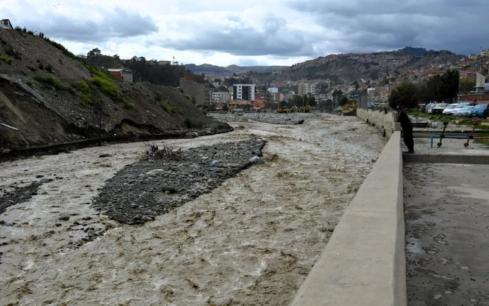 Maquinaria pesada trabaja en el río La Paz luego del desborde que carcomió la orilla y dejó material de arrastre.   Foto: LENY CHUQUIMIA / VISIÓN 360