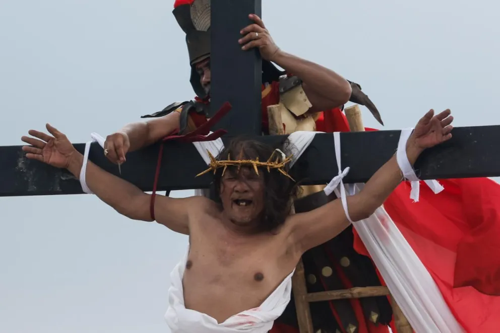 EL filipino Ruben Enaje, de 63 años, durante su crucifixión para representar a Jesucristo en la localidad de San Fernando, al norte de Filipinas. Foto:EFE