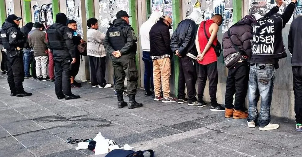 La Policía arrestó a 40 jóvenes que consumían bebidas alcohólicas, en la ruta de peregrinaje hacia la Iglesia Señor de Exaltación. Foto: Policía Boliviana. 
