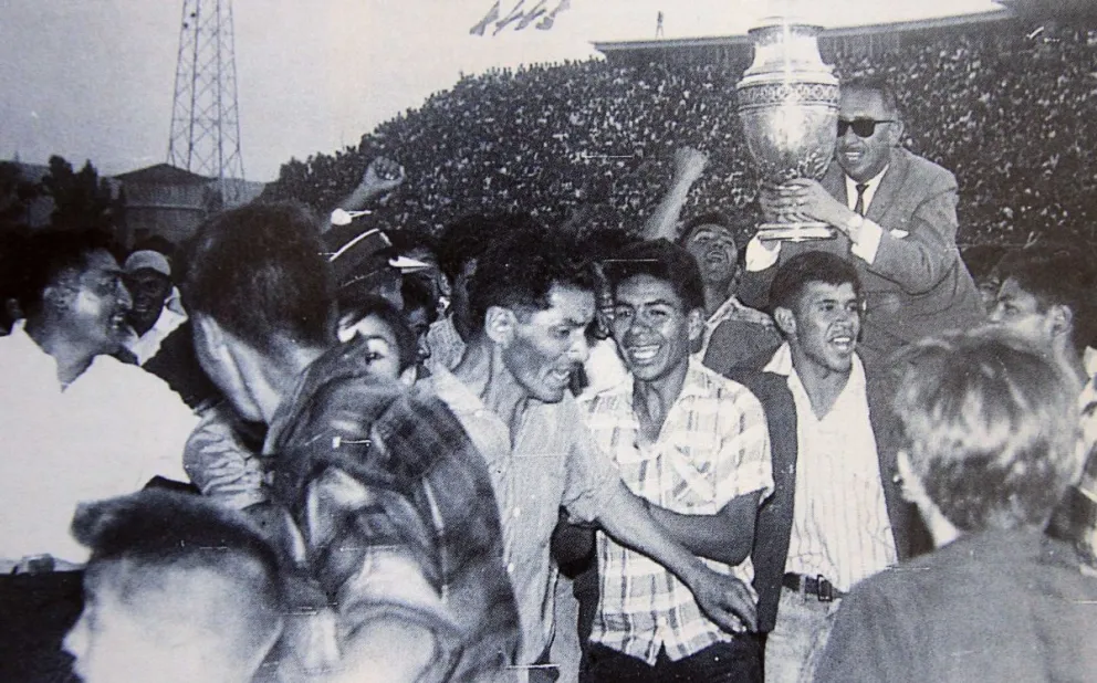 El expresidente de la FBF, Roberto Prada (+), es llevado en andas por la afición en el estadio Félix Capriles. Foto: Historia del Fútbol Boliviano