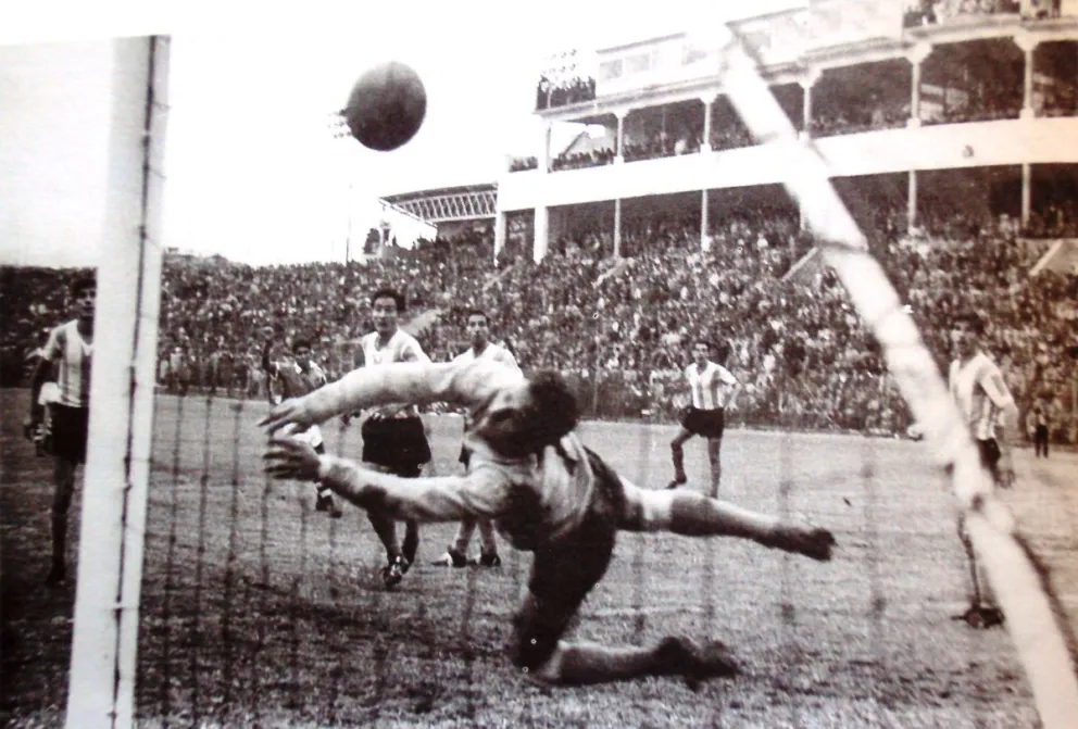 El cabezazo de Camachó que provocó la euforía del aficionado boliviano. Foto: Historia del Fútbol Boliviano