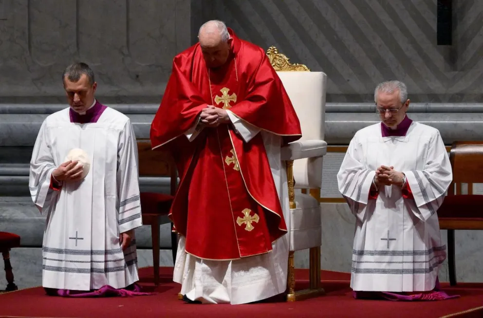 El Papa Francisco (C) celebra la Misa del Viernes Santo por la Pasión del Señor en la Basílica de San Pedro en el Vaticano. Foto: EFE