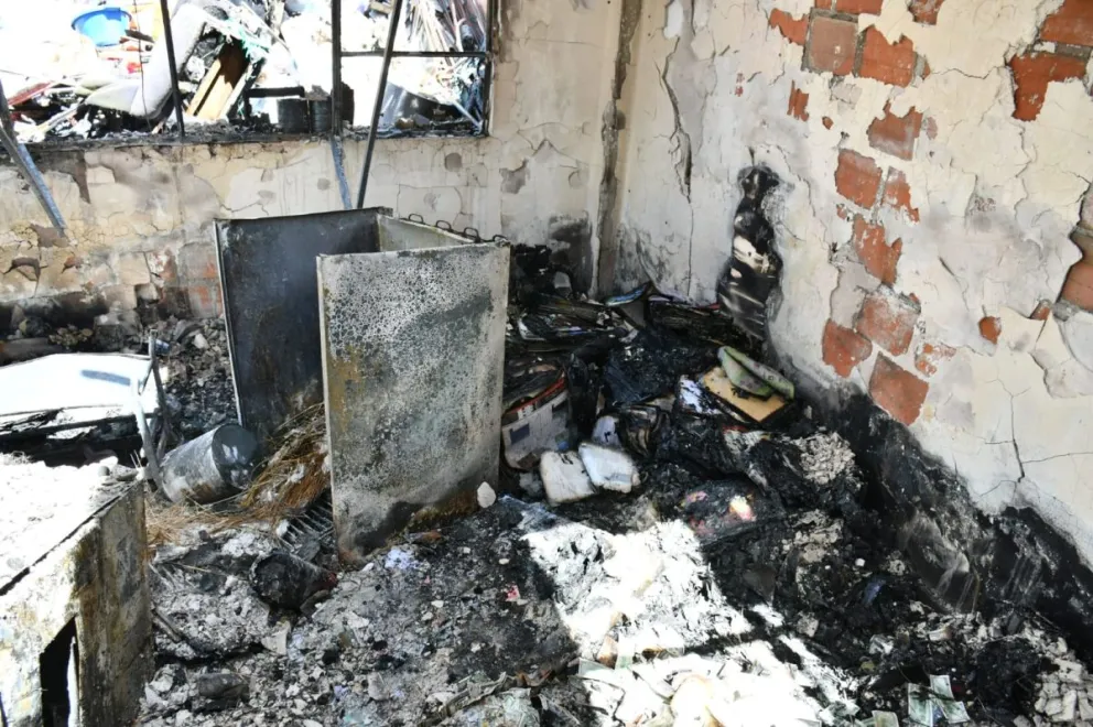 Así quedó parte de la casa que se incendió en Bajo San Isidro Foto: APG