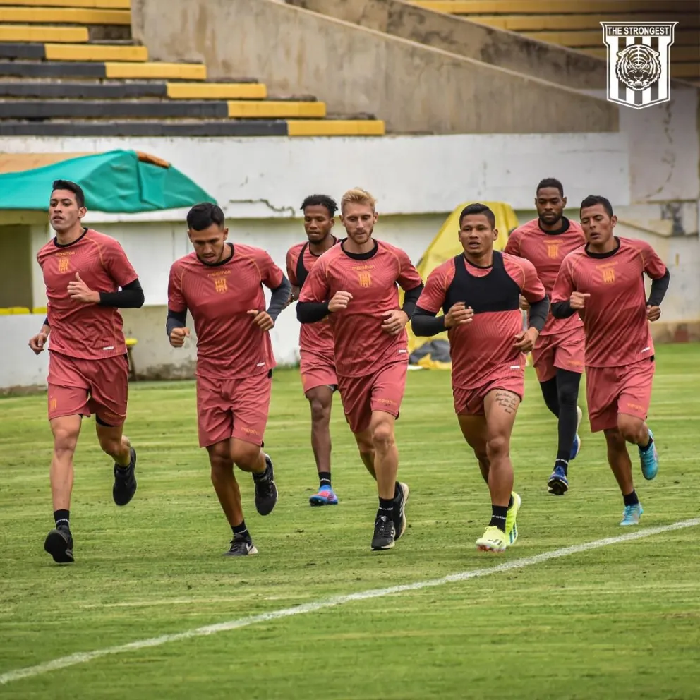 Los jugadores atigrados en uno de los entrenamientos en el estadio Rafael Mendoza. Foto The Strongest