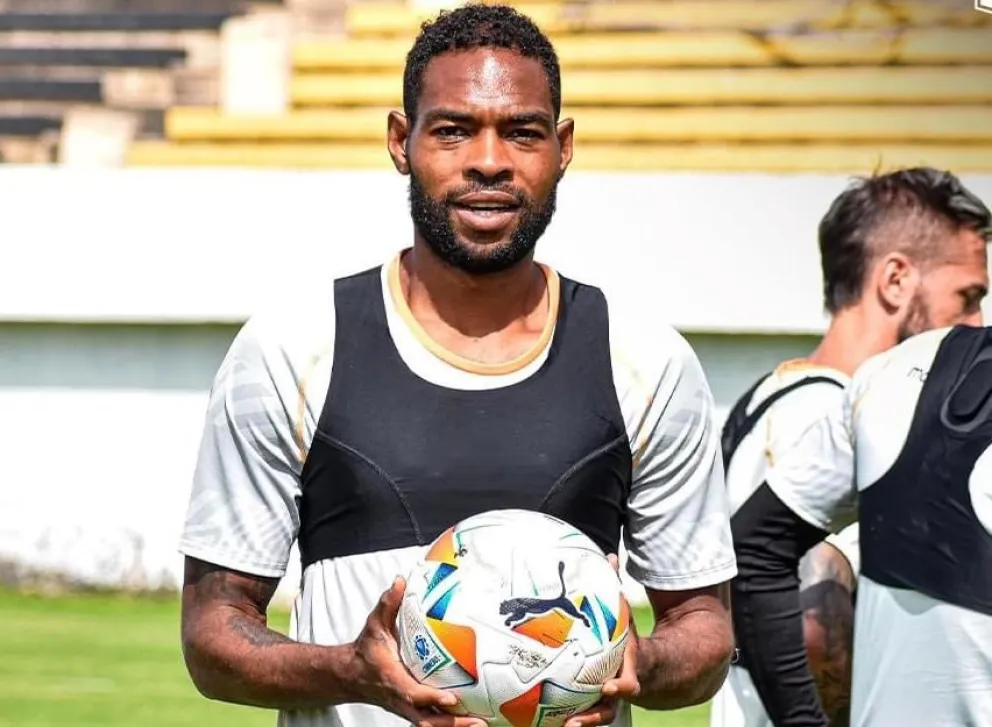 Marc Enoumba, futbolista de The Strongest, no estará en la convocatoria para el partido del martes contra Gremio. Foto: The Strongest.