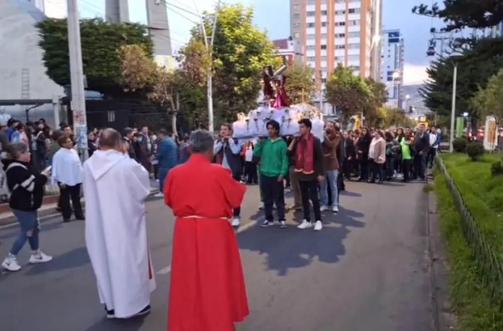 Feligreses de la parroquia Corazón de María participan del Vía Crucis. Foto: Marco Mejía/ Visión 360.