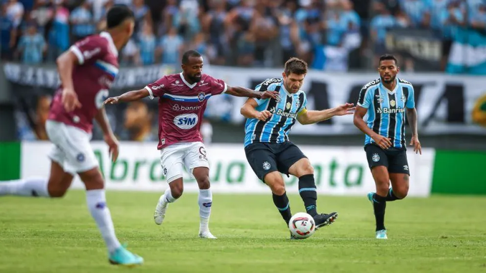 El uruguayo Walter Kannemann le pega a la pelota en un de los últimos partidos del Gremio. Foto: Gremio FBPA