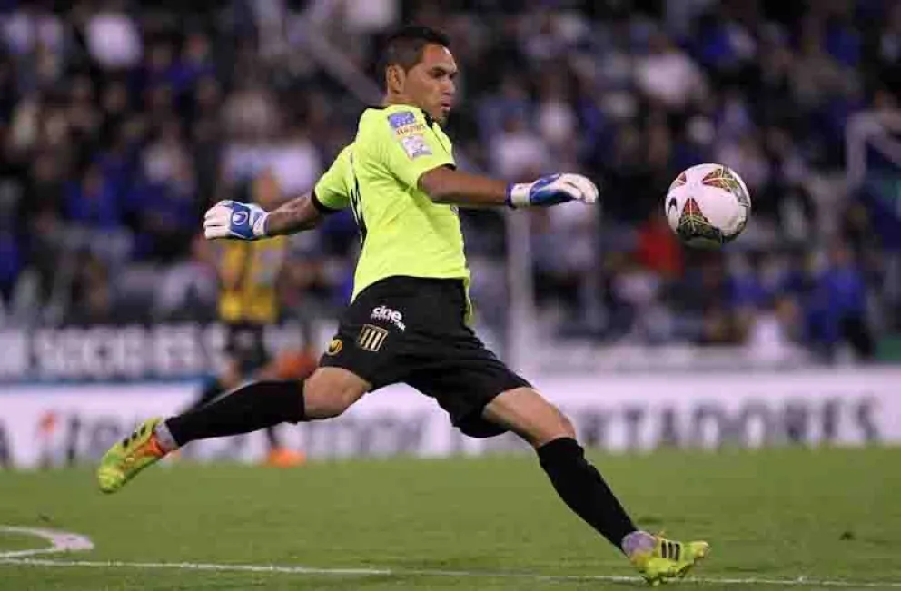 Daniel Vaca rechaza la pelota en uno de los partidos de Copa que jugó. Foto: The Strongest