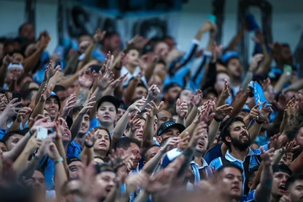 Hinchas del Gremio alienta a su equipo en un partido de su competencia local. Foto: Gremio