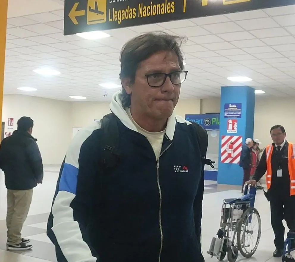 El técnico colombiano Flabio Torres a su llegada al aeropuerto de El Alto.