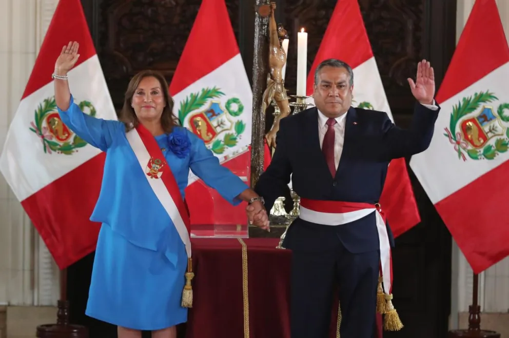 Fotografía de archivo, tomada el 6 de marzo, en la que se registró a la presidenta de Perú, Dina Boluarte y el presidente del Consejo de Ministros, Gustavo Adrianzén. Foto: EFE