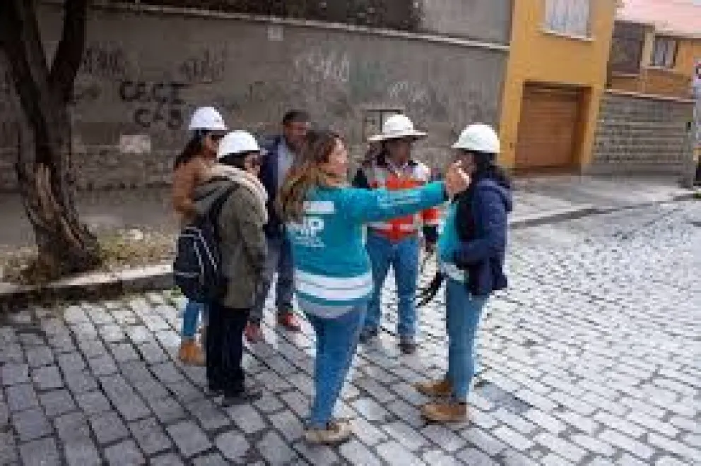 Trabajadores de la Alcaldía en la calle Abdón Saavedra Foto: GAMLP