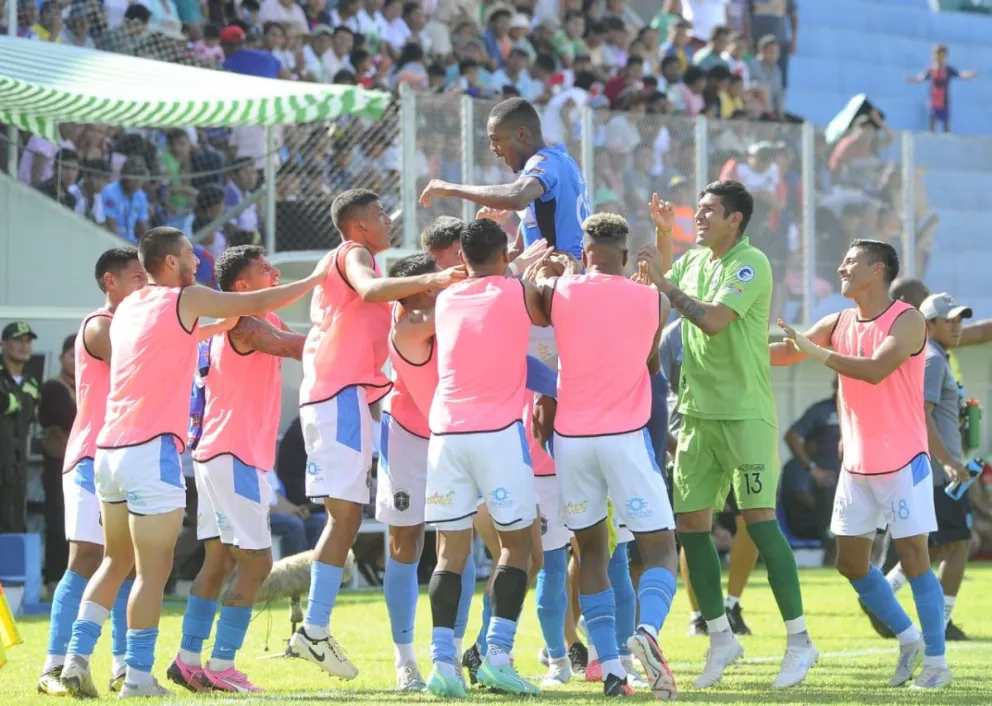 Da Silva festeja uno de sus tantos con sus compañeros. Foto: APG.