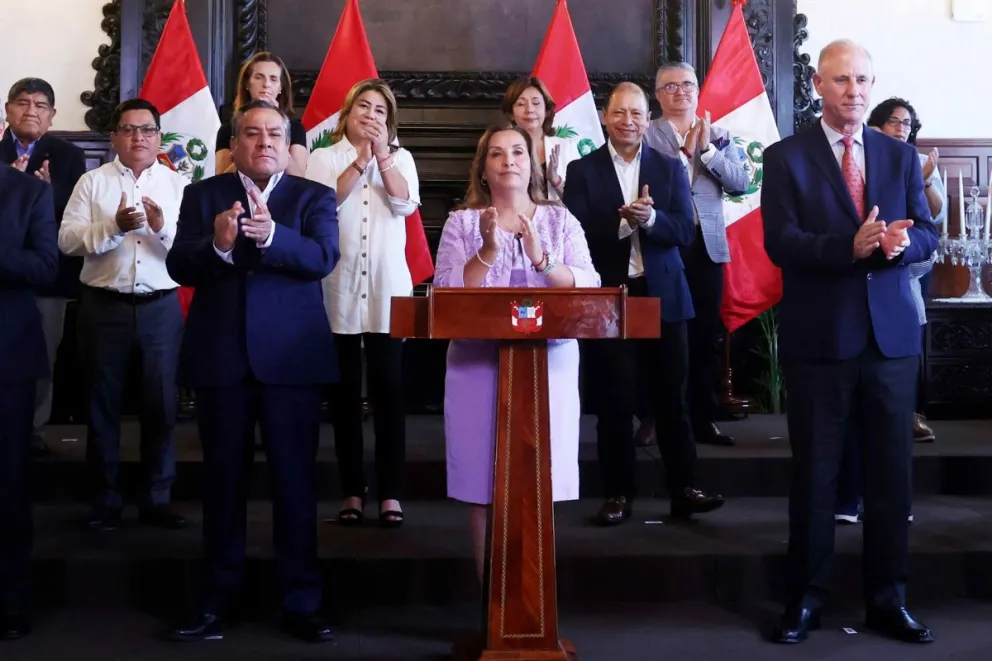 Dina Boluarte, durante un discurso a la Nación en compañía de su gabinete de Ministros, este sábado en el Palacio de Gobierno, en Lima (Perú).  Foto: EFE