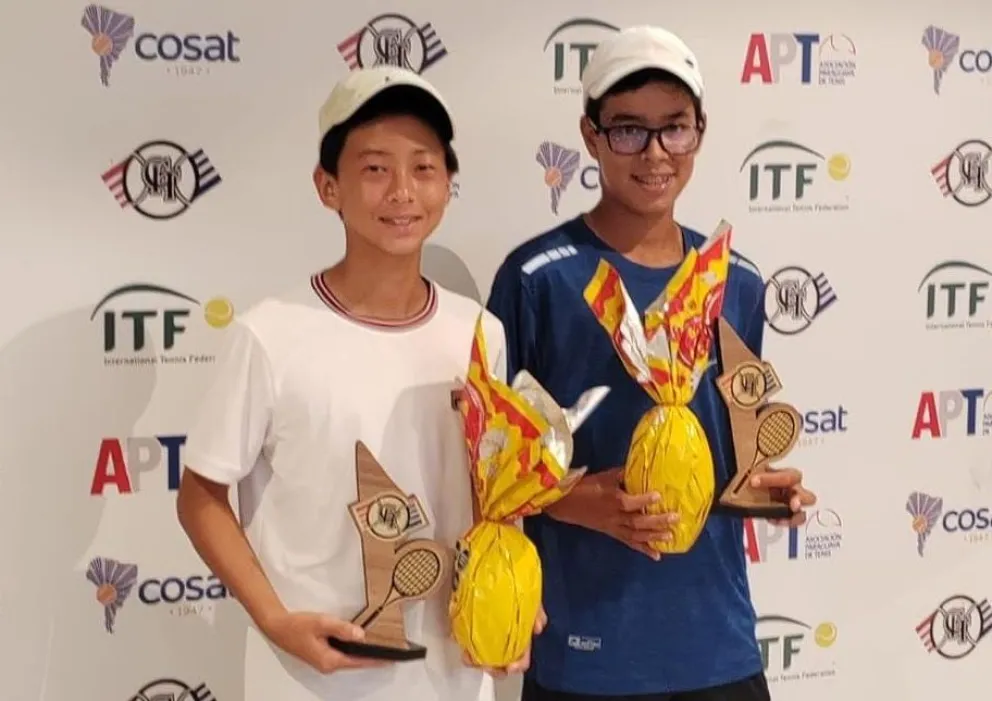 Rivero (der.) con su compañero y los trofeos que ganaron en dobles. Foto: Asociación Departamental de Tenis de Santa Cruz.
