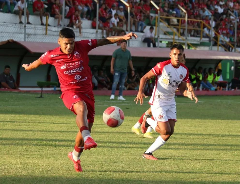Uno de los varios ataques de Guabirá, en el partido que le ganó a Universitario de Vinto. Foto: APG