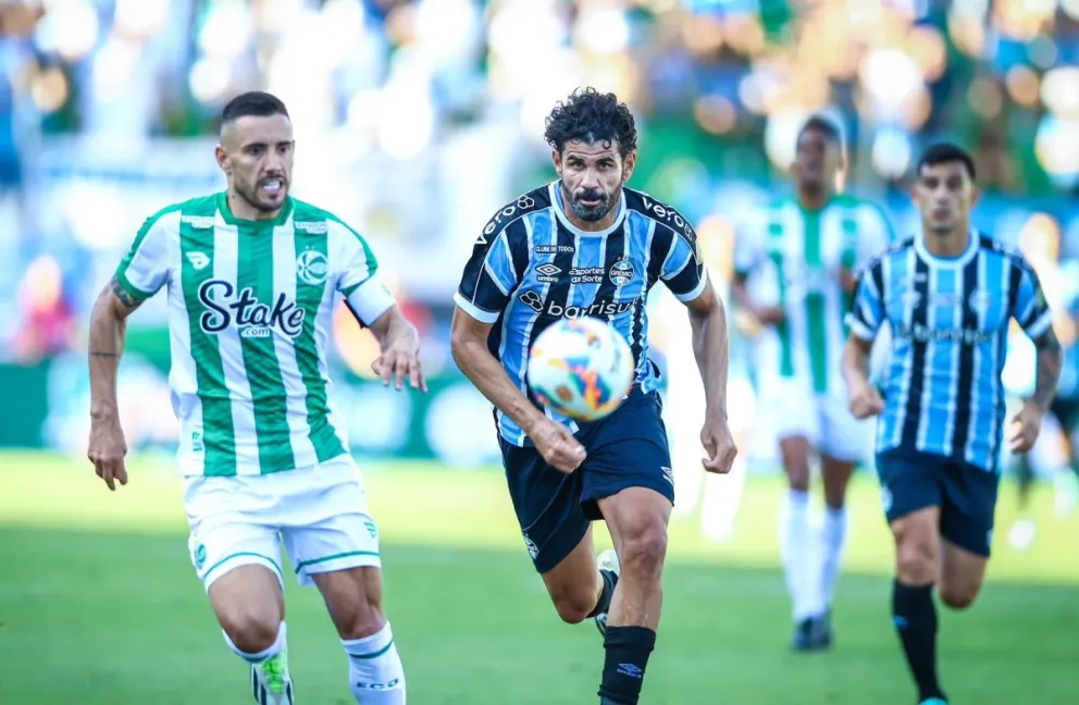 Diego Costa, delantero del Gremio, supera en velocidad a un defensor de Juventude. Foto: Gremio FBPA