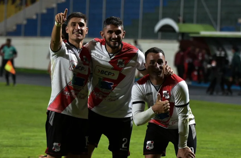 Jugadores de Nacional celebran el tanto de Prost (der.). Foto: APG.