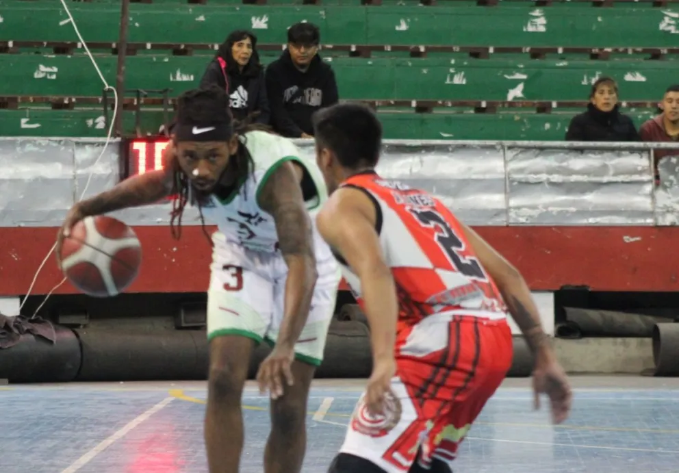 Un jugador de Básquetbol La Paz (de blanco) ante su rival de Pichincha. Foto: AMBLP.