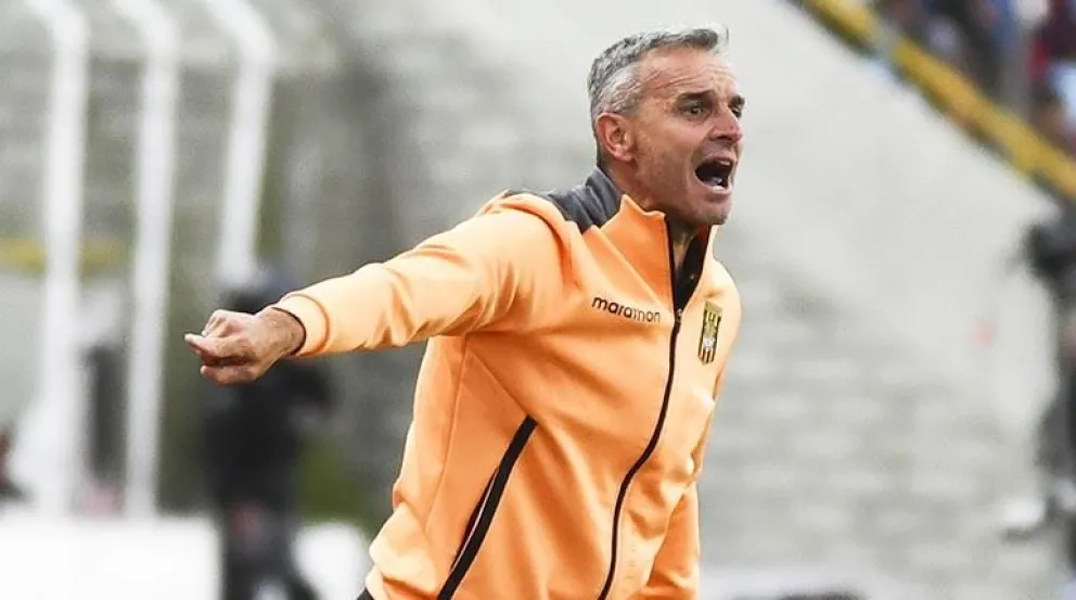 Pablo Lavallén da instrucciones a sus jugadores en uno de los clásicos del Apertura. Foto: APG