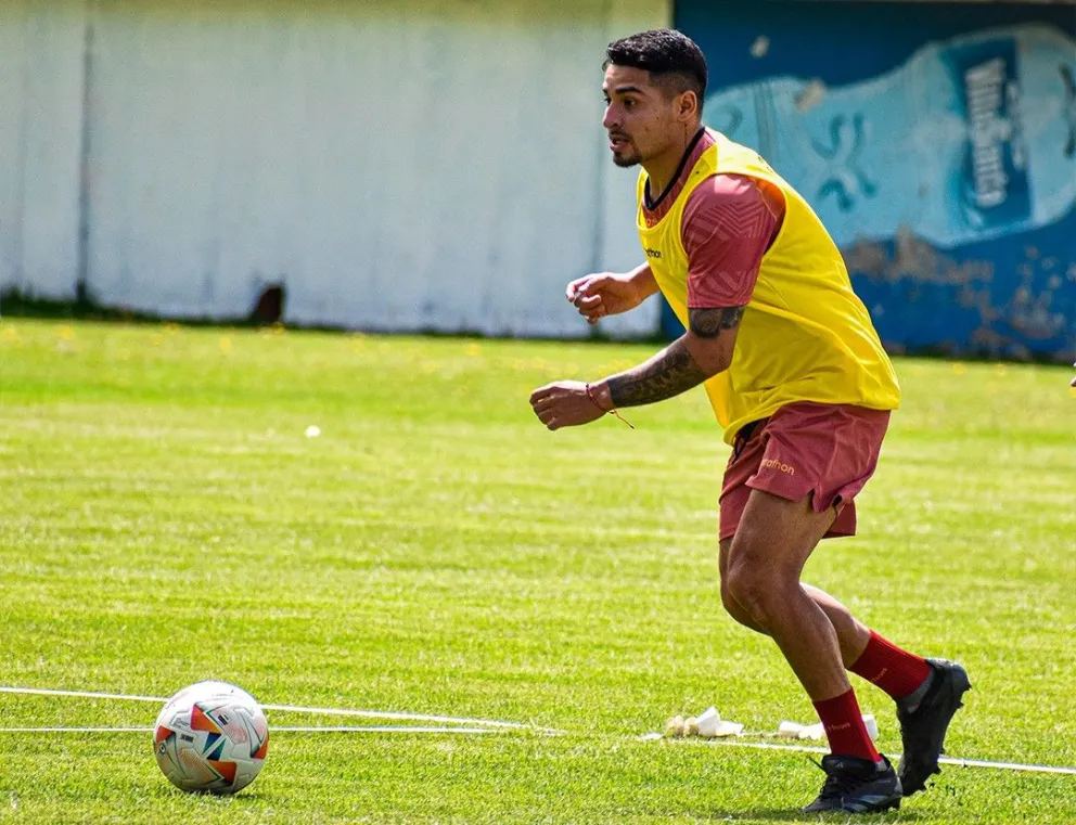 Daniel Rojas controla la pelota en un entrenamiento del aurinegro. Foto: club The Strongest