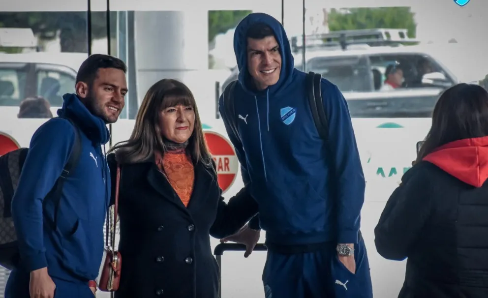Saucedo (izq.) y Lampe junto a una hincha previo a un viaje. Foto: Club Bolívar.