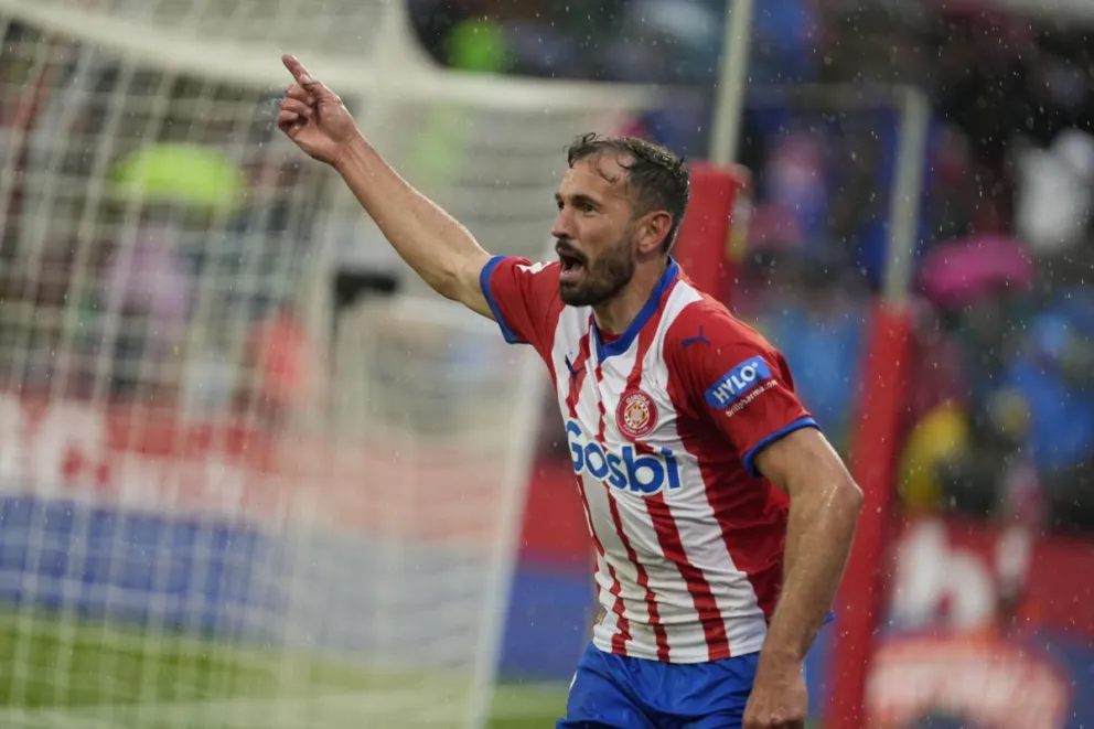 El delantero uruguayo del Girona Cristhian Stuani (d) celebra tras anotar el tercer gol ante el Betis. Foto: EFE
