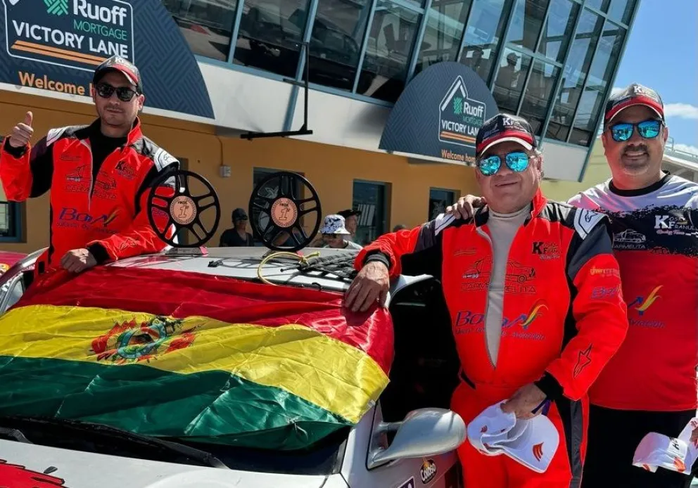 Kosky Herrera (izq.), Kosky Vacaflor y Franulic con su vehículo, trofeo y la bandera nacional. Foto: BRT.