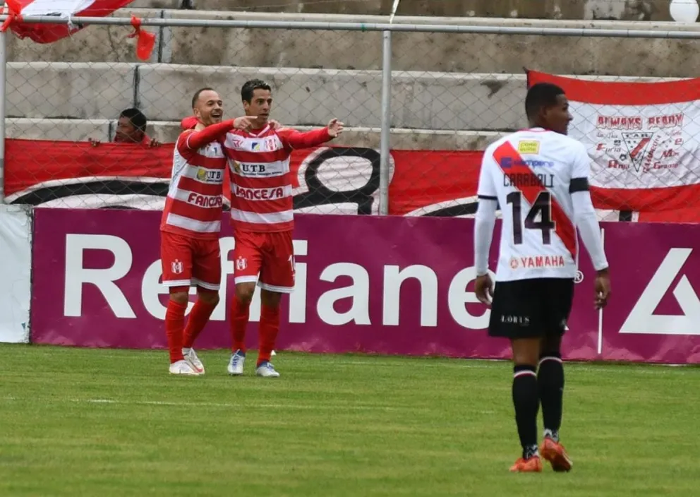 Godoy y Santos celebran el tanto de la victoria de Independiente. Lo sufre Carabalí. Foto: APG