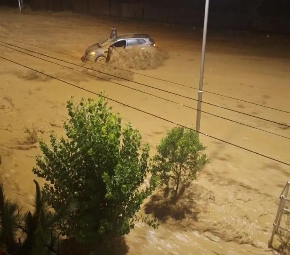 El desborde un río en la ciudad de La Paz. Foto: ABI