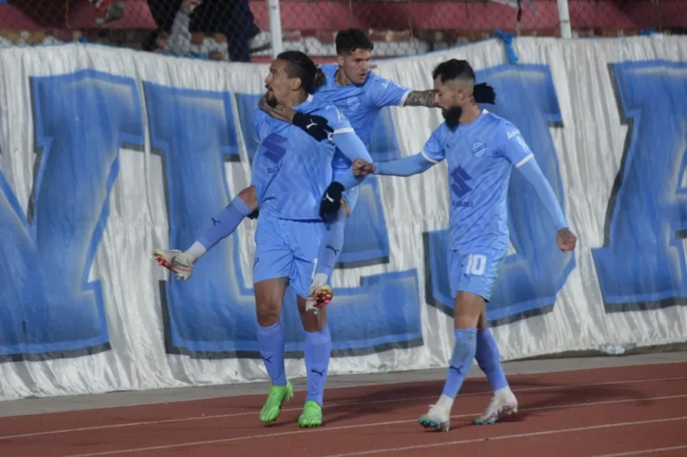 Da Costa (izq.), Rodríguez y Sávio celebran el tercer gol celeste. Foto: Andrés Rojas.