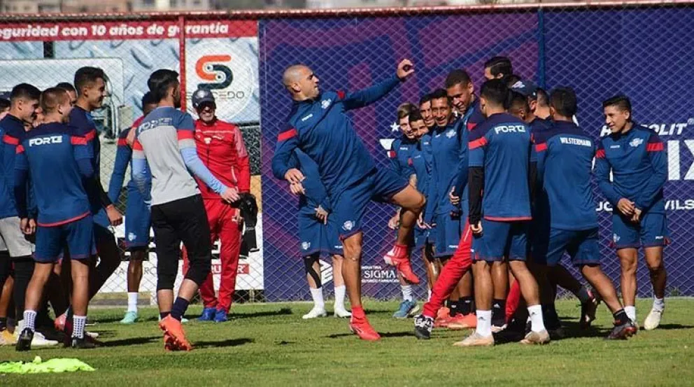 Los jugadores de Wilstermann en una pausa del entrenamiento. Foto Los Tiempos