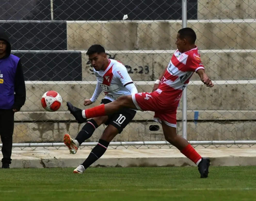 Adalid Terrazas en acción el domingo, ante Independiente. Foto APG