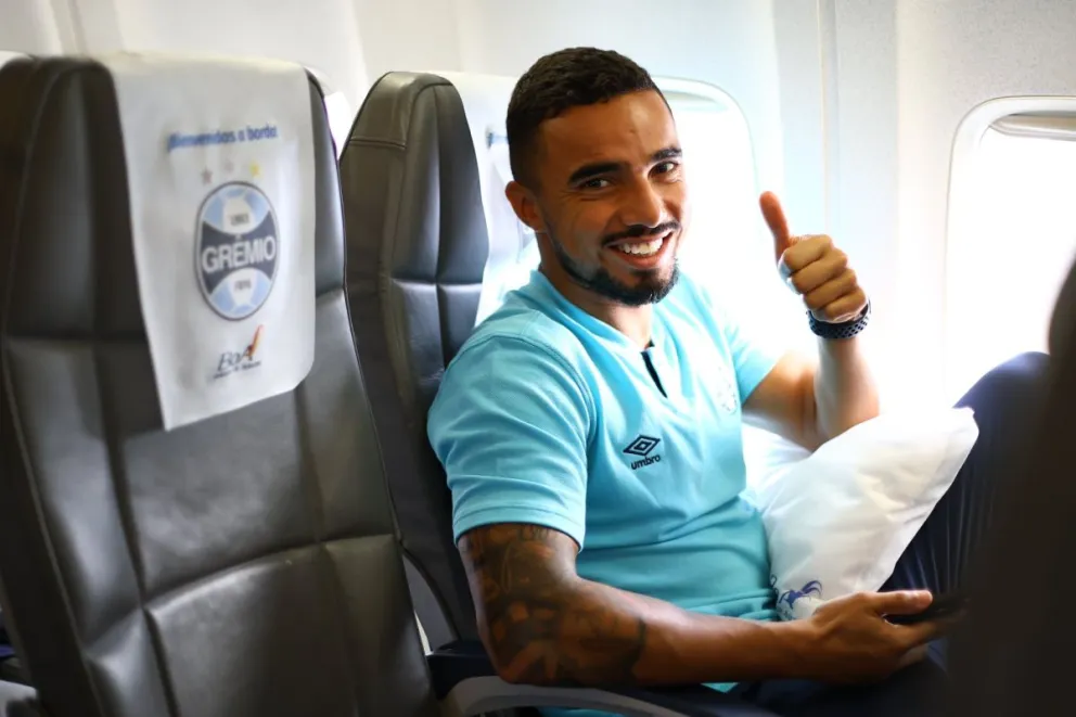 Un jugador de Gremio saluda en el inicio del viaje del plantel desde Porto Alegre a Santa Cruz. Foto: Gremio 