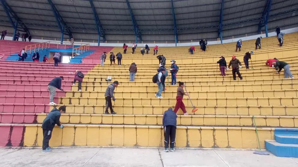 El domingo se procedió a la limpieza del estadio potosino. Foto Sedes Potosí