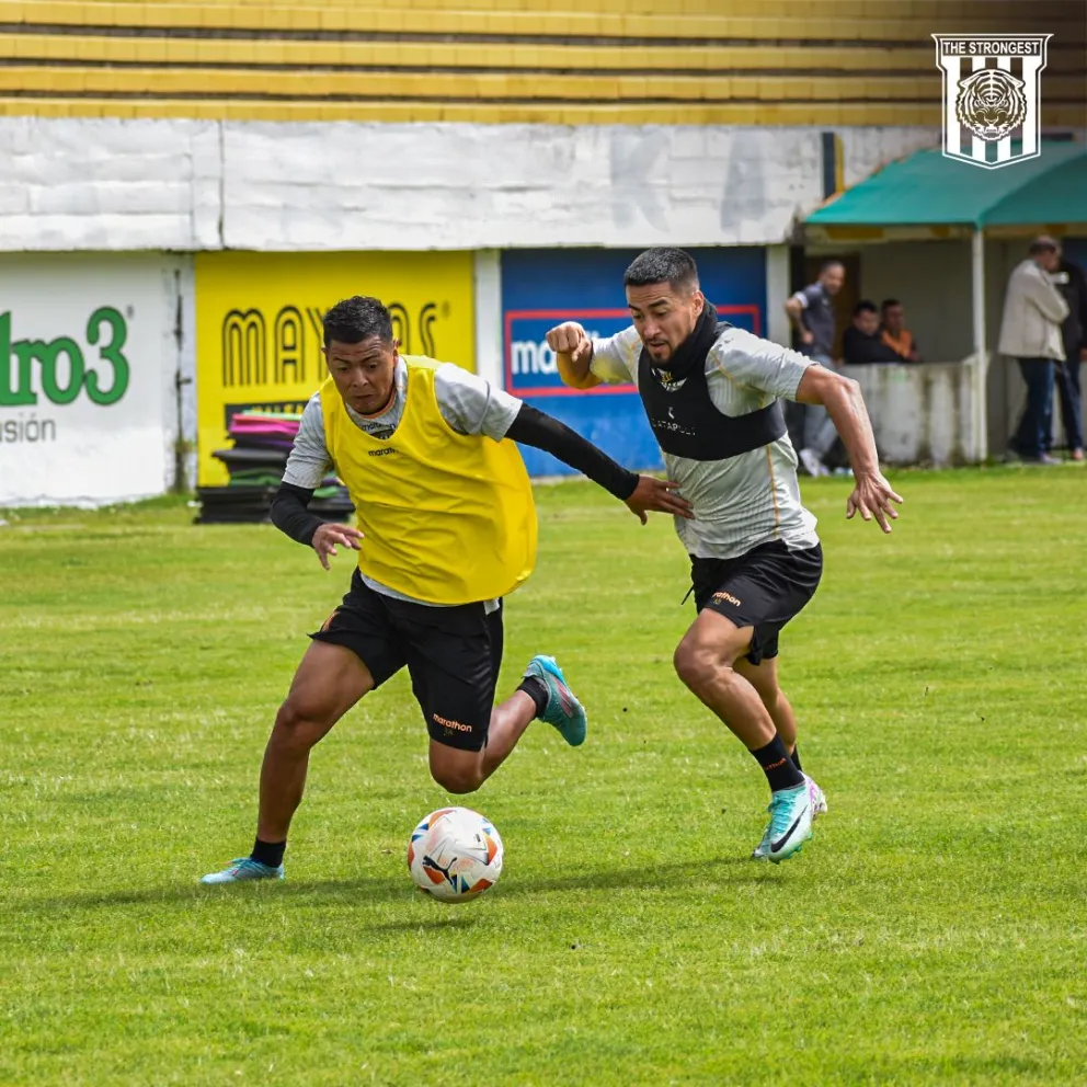 Bustos y Ramallo disputan el balón en un entrenamiento de los aurinegros. Foto: club The Strongest