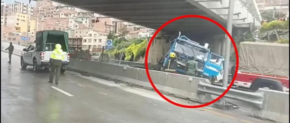 En la imagen se ve a la volqueta, que invadió el carril. Foto. Unitel