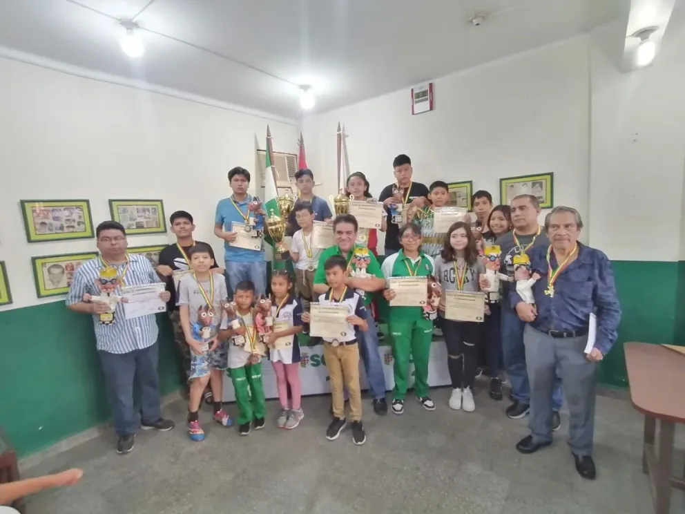 Los ganadores de ambos torneos.  Foto: Federación Boliviana de Ajedrez.
