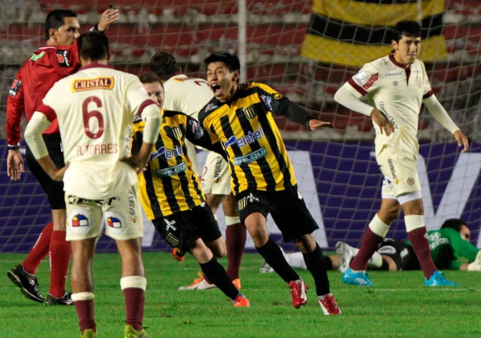 Diego Wayar, a su lado aparece Alejandro Chumacero, festeja el gol que le hizo a Universitario de Perú en 2014. Foto: Conmebol