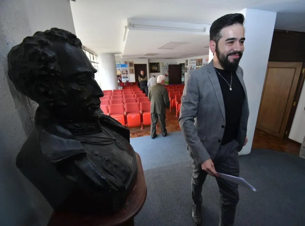 El ingeniero Édgar Villegas, mientras abandona la sala donde brindó una conferencia de prensa. Foto. APG.