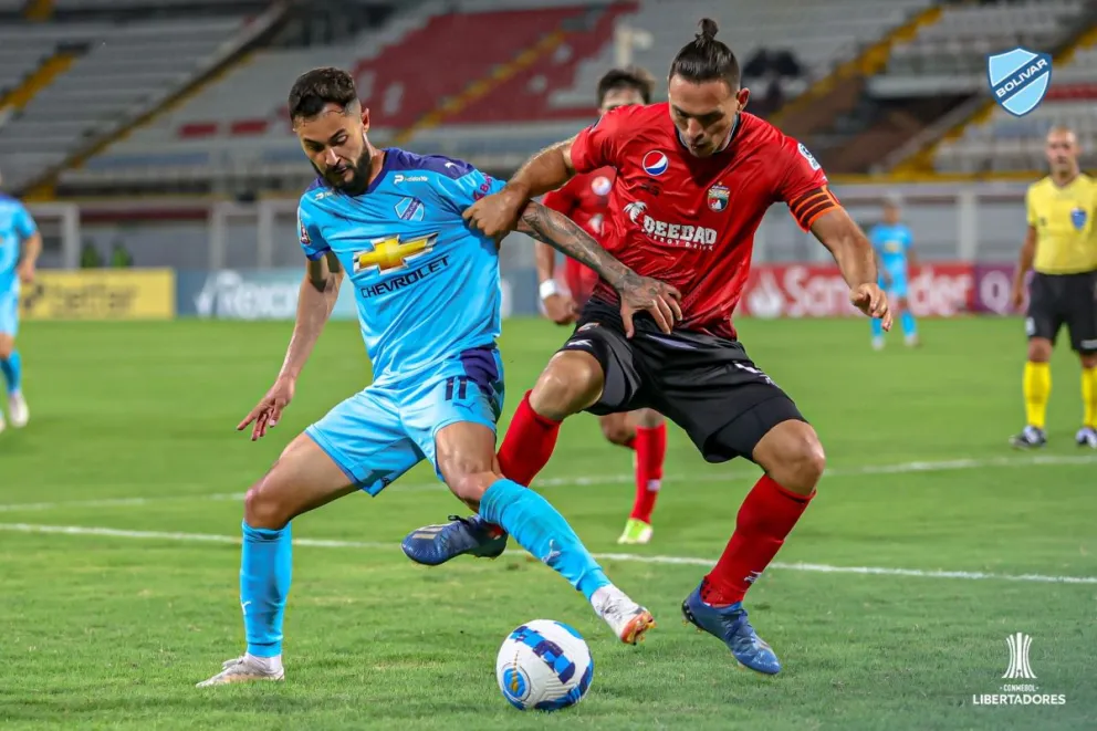 Sávio (izq.) durante el partido contra Deportivo Lara en 2022. Foto: Club Bolívar.