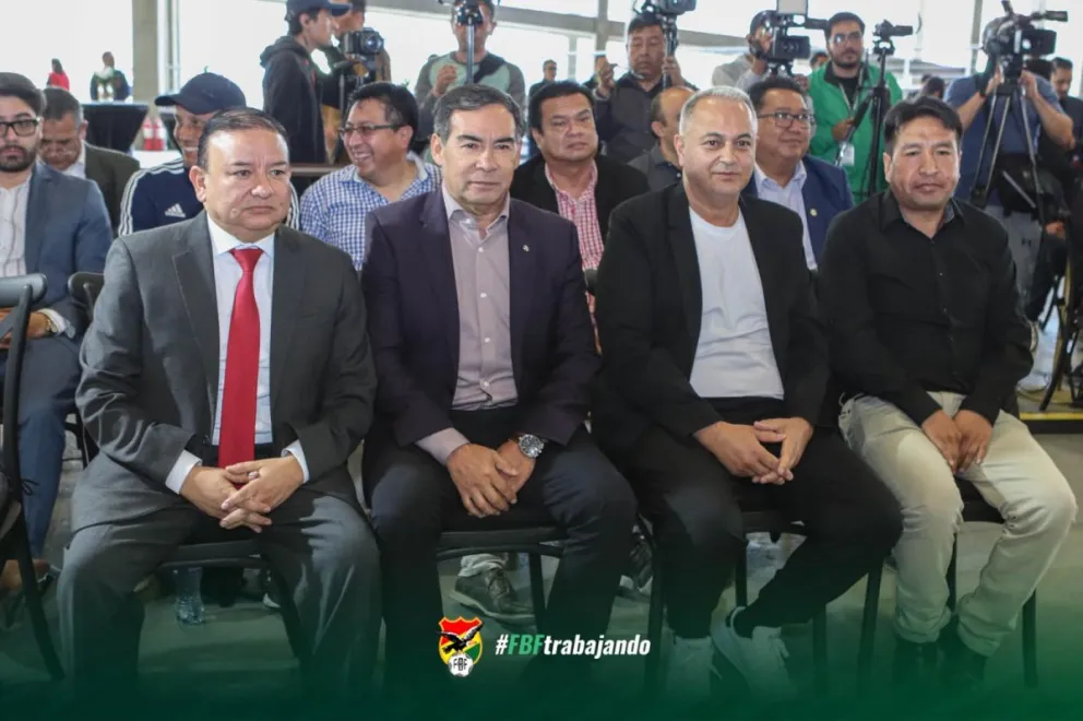 El presidente Fernando Costa junto a miembros de su Comité Ejecutivo. Foto: FBF