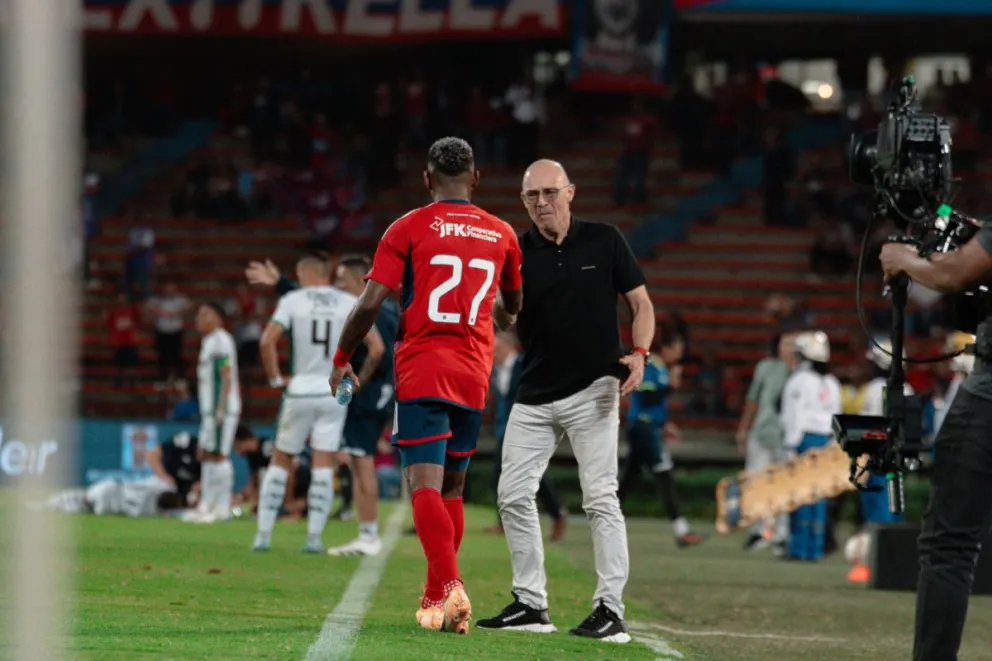 El técnico Alfredo Arias saluda a unos de sus jugadores. Foto: DIM