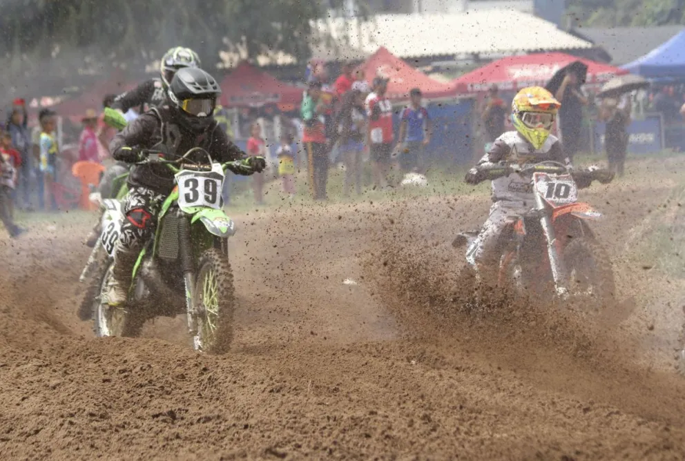 Tres pilotos en plena carrera en Montero. Foto: APG.