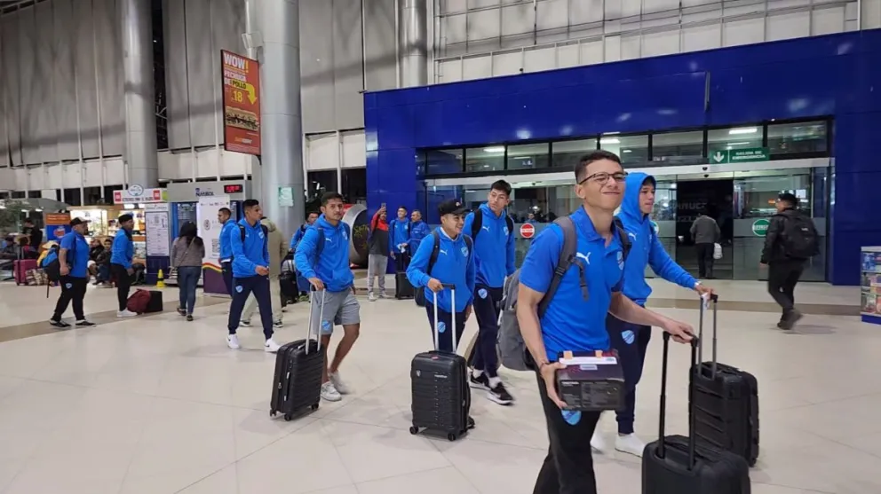 La delegación de Bolívar en su arribo al aeropuerto de El Alto. Foto: Sports 360.