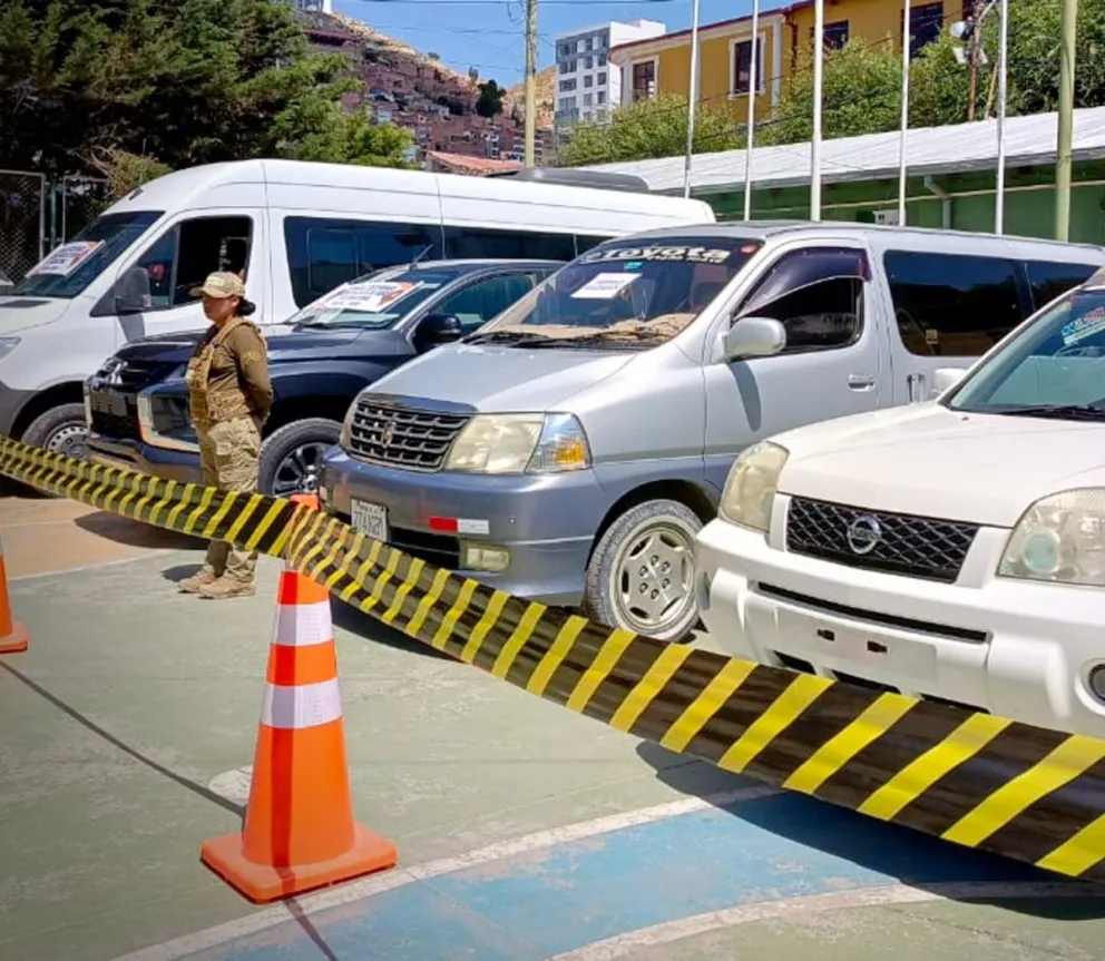 Presentación de los cuatro vehículos recuperados.  Foto: Bolivia TV