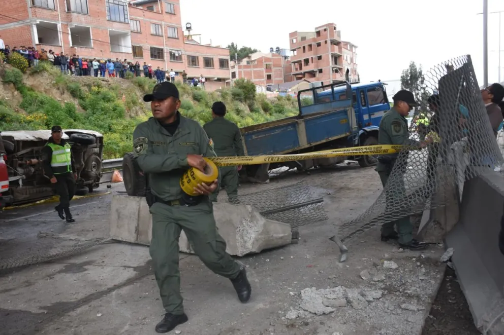 Uniformados precintan el área donde este lunes ocurrió el accidente en la Autopista La Paz-El Alto. Foto: APG.
