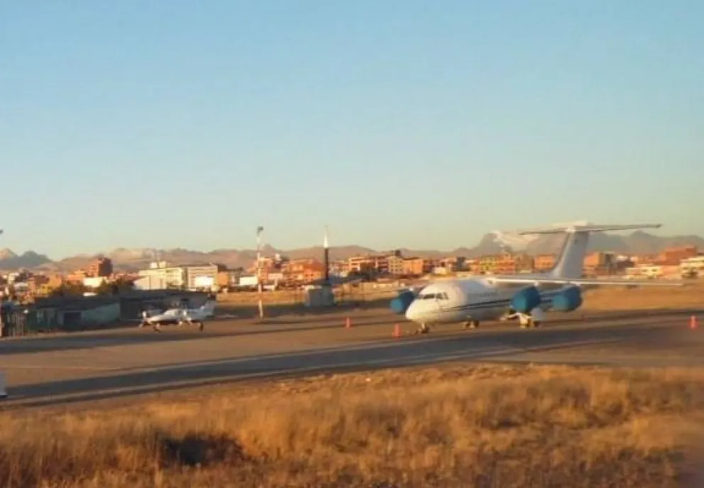 Una aeronave en la pista de un aeropuerto (imagen referencial). Foto: ABI 